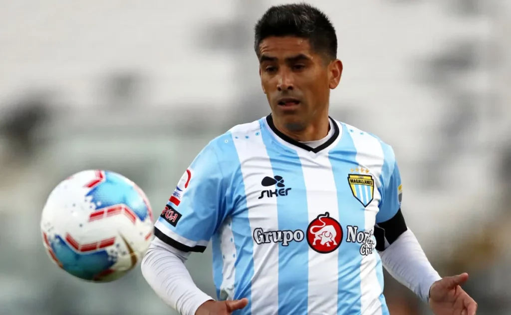 Braulio Leal yendo en busca de un balón con la camiseta de Magallanes.