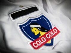 El escudo de Colo Colo en la camiseta oficial del club