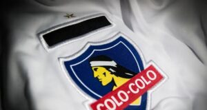 El escudo de Colo Colo en la camiseta oficial del club