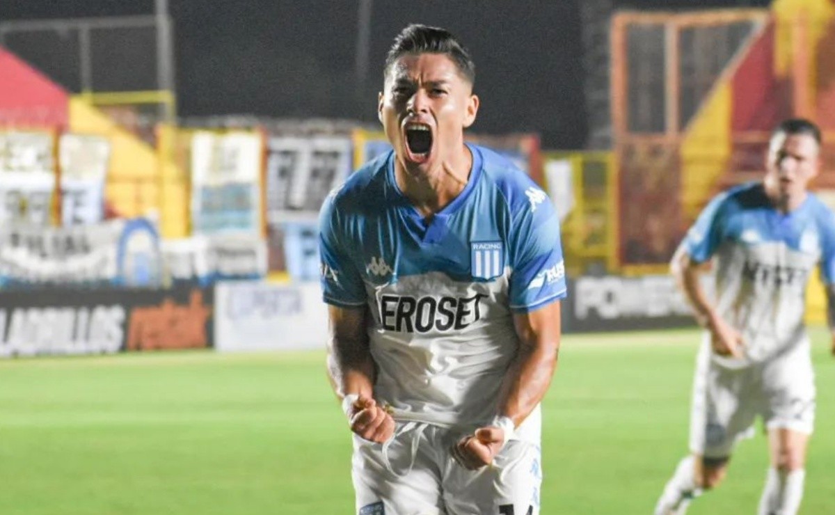 Óscar Opazo celebrando su primer gol con la camiseta de Racing de Avellaneda.