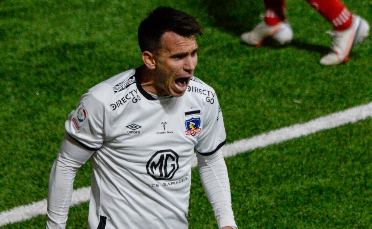 Pablo Mouche durante un partido por Colo-Colo.