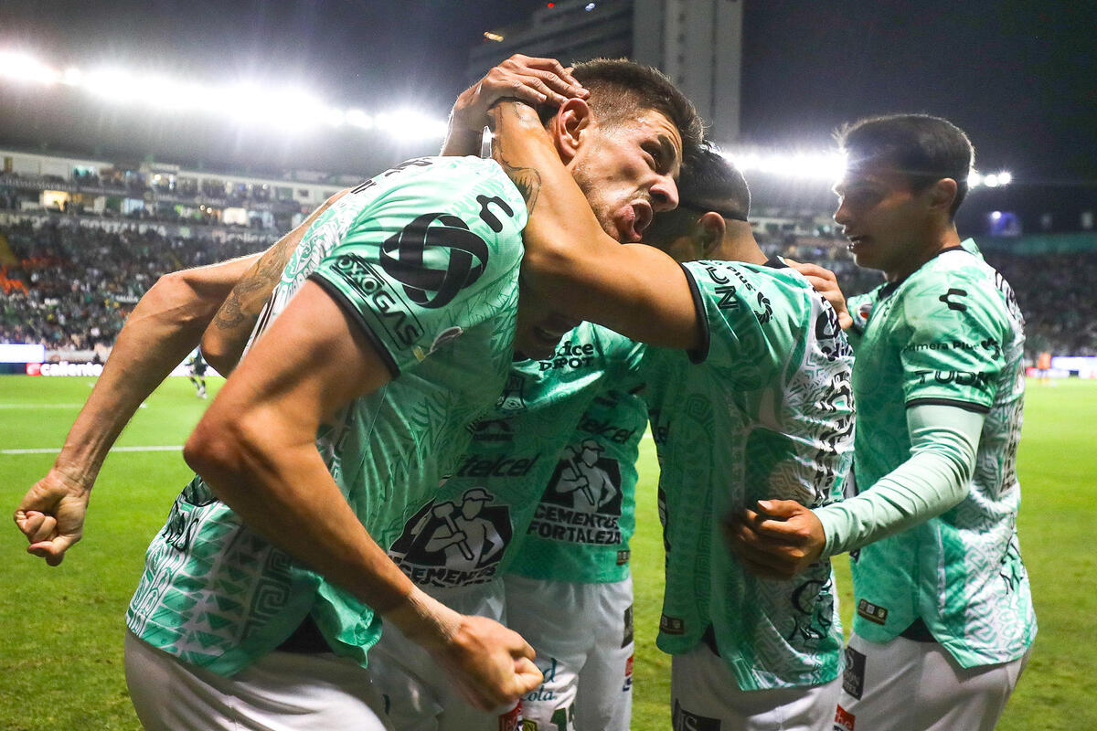 Lucas Di Yorio del León celebra un gol en el fútbol mexicano.