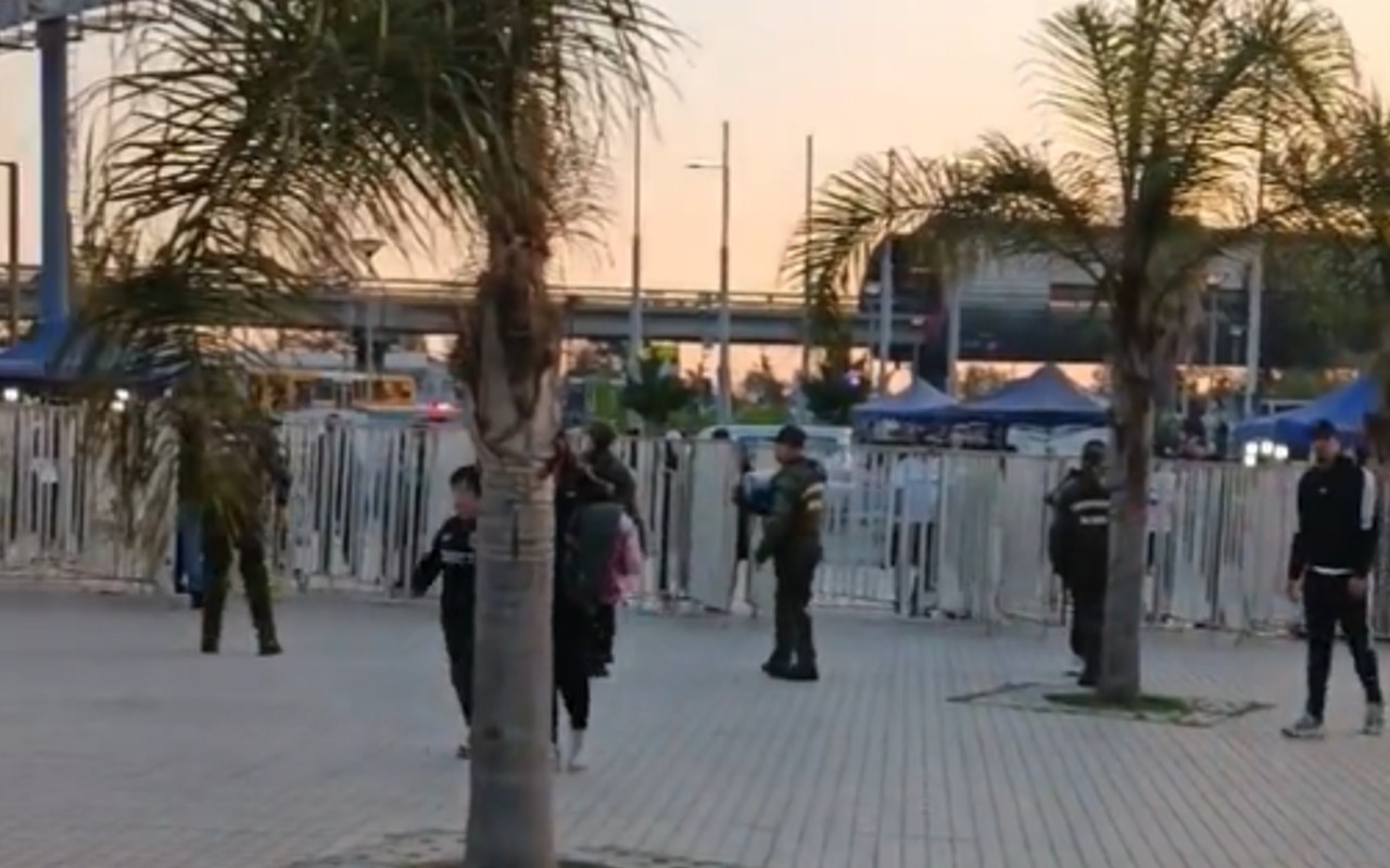 El público llega al Monumental para el partido de Colo Colo ante Boca Juniors