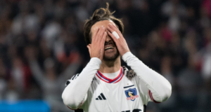 Agustín Bouzat se tapa la cara en señal de lamento en el duelo entre Colo-Colo y Deportivo Pereira por Copa Libertadores.