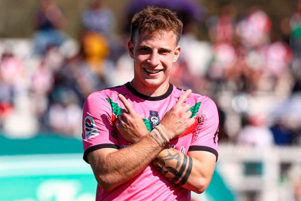 Bruno Barticciotto festejando un gol con la camiseta de Palestino en el Estadio Municipal de La Cisterna.