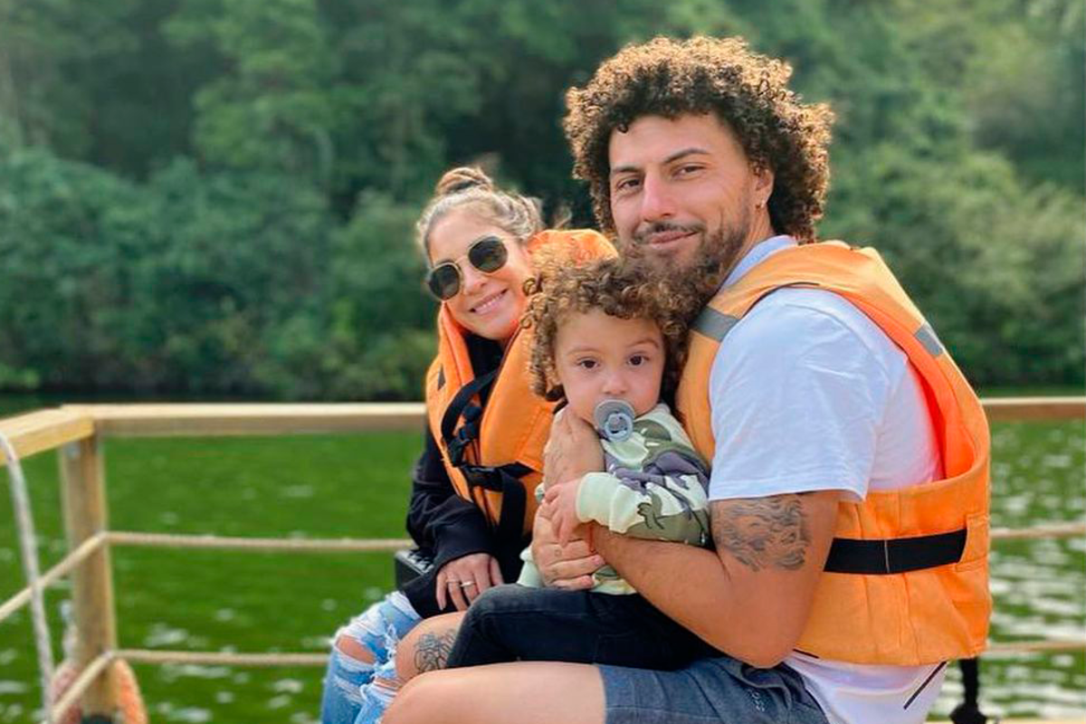 Maximiliano Falcón junto a su familia de paseo en un bote