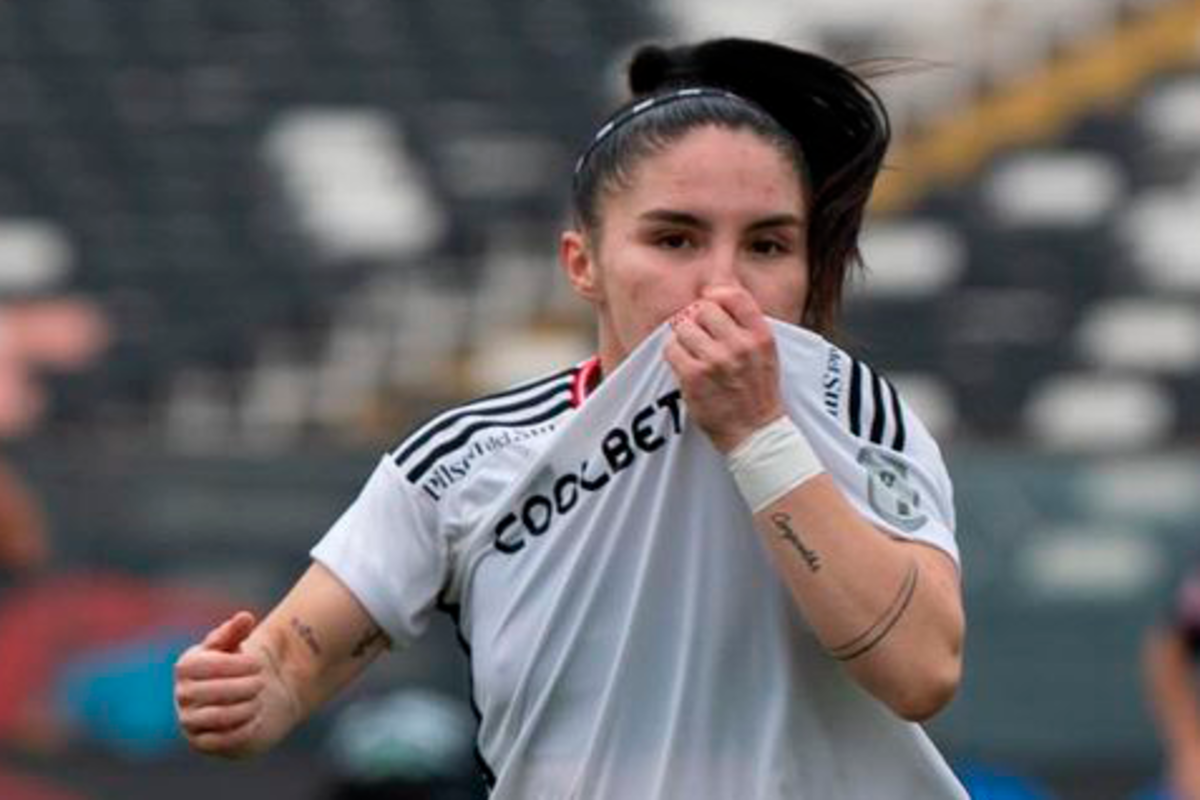 Javiera Grez besando el escudo de la camiseta de Colo-Colo después de anotar un gol en el Campeonato Nacional 2023.
