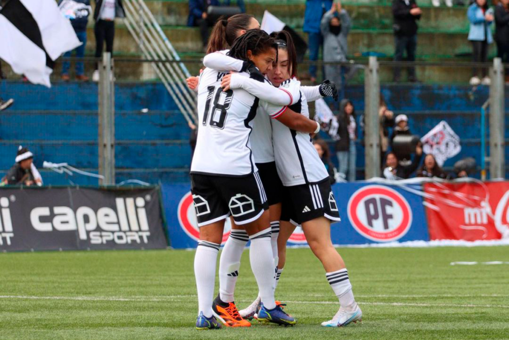 Colo-Colo Femenino celebran un gol de Isidora Olave ante Universidad de Concepción.