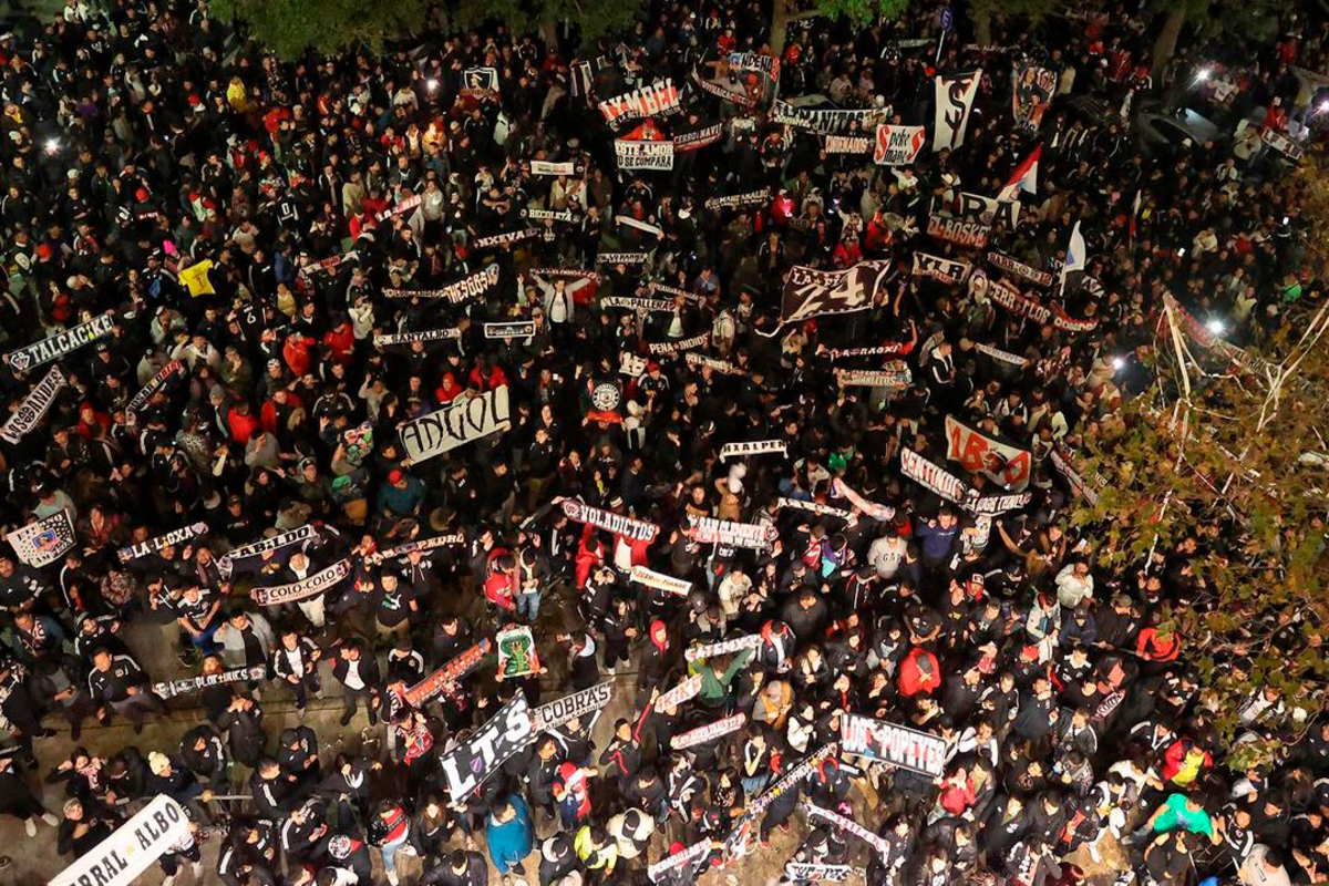 Hinchas de Colo-Colo alientan en masa al plantel de Gustavo Quinteros a la salida del Hotel Madero en Buenos Aires, Argentina.