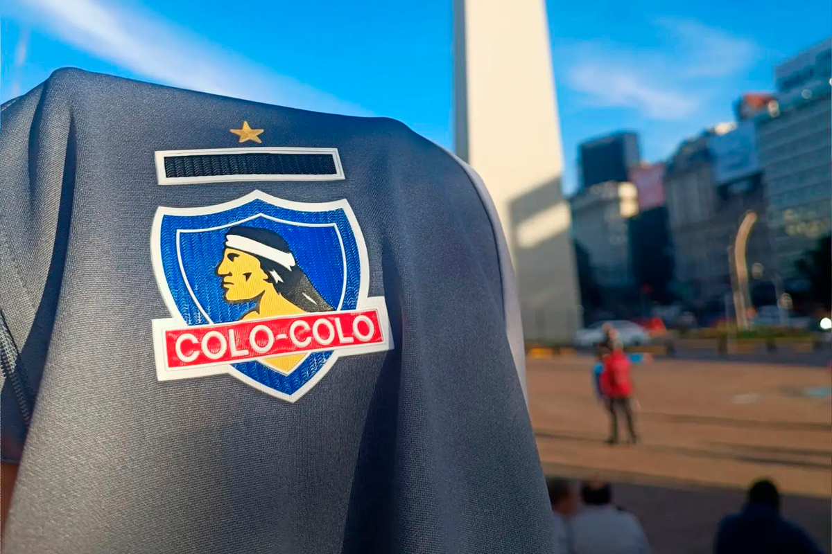 Indumentaria deportiva con la insignia de Colo-Colo frente al mítico Obelisco en Buenos Aires, Argentina.