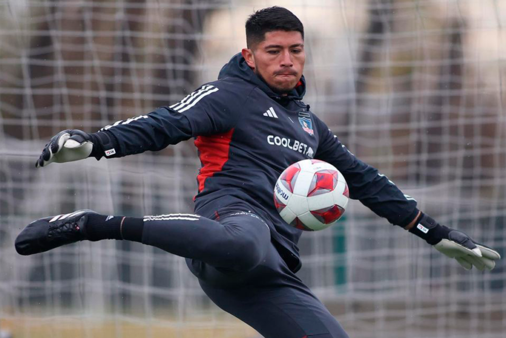 Brayan Cortés en posición de golpear un balón en medio de los entrenamientos de Colo-Colo bajo la lluvia de invierno.