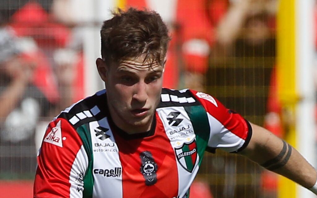 Bruno Barticciotto con la mirada fija mientras juega con la camiseta de Palestino