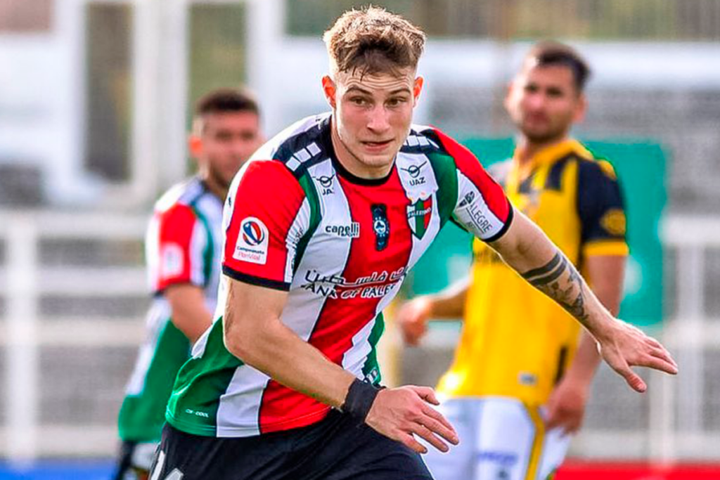 Bruno Barticciotto disputando un balón con la camiseta de Palestino ante Coquimbo Unido por el Campeonato Nacional 2023.