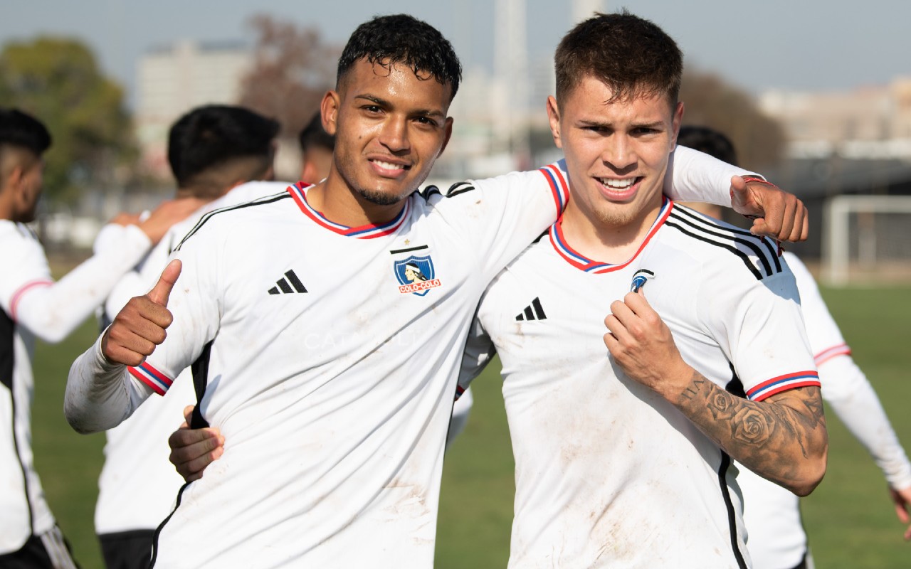 Daniel Gutiérrez y Lucas Soto celebrando por Colo Colo