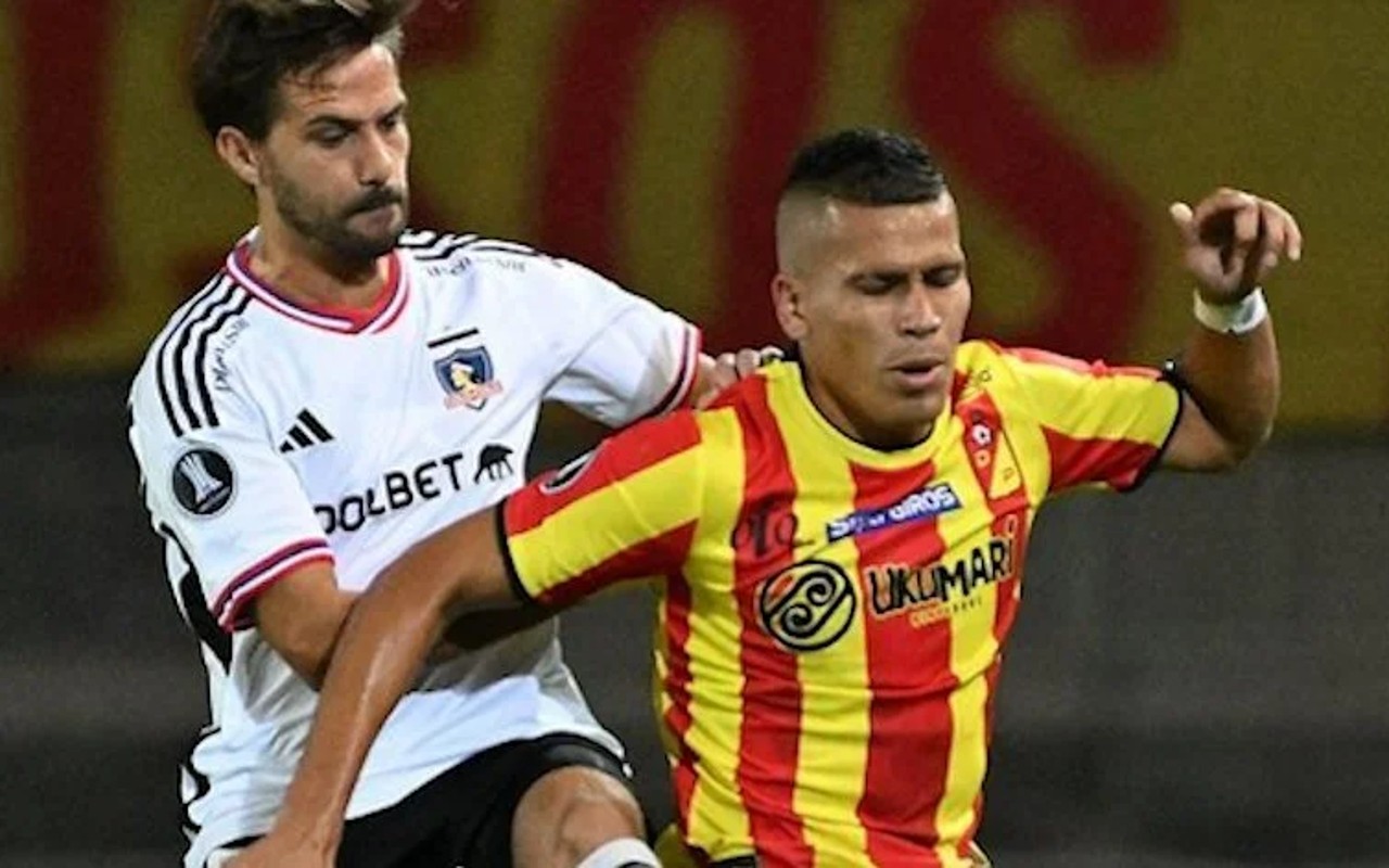 Agustín Bouzat disputando un balón con un jugador de Deportivo Pereira