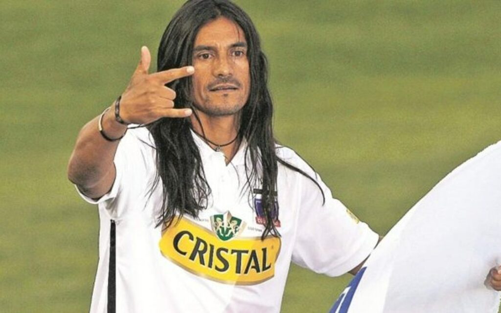 Gabriel Mendoza con la camiseta de Colo Colo