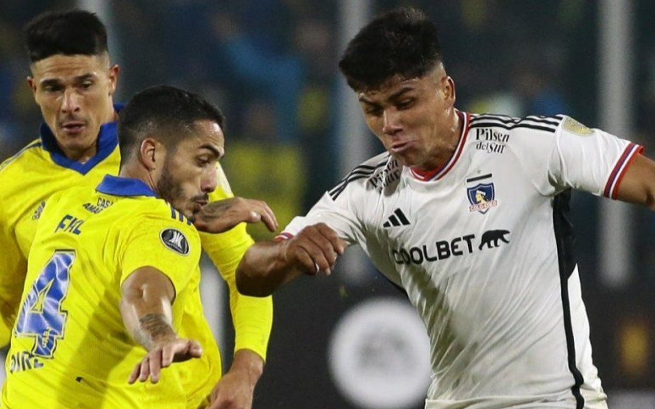 Nicolás Figal y Damián Pizarro de Colo Colo jugando el partido por Copa Libertadores