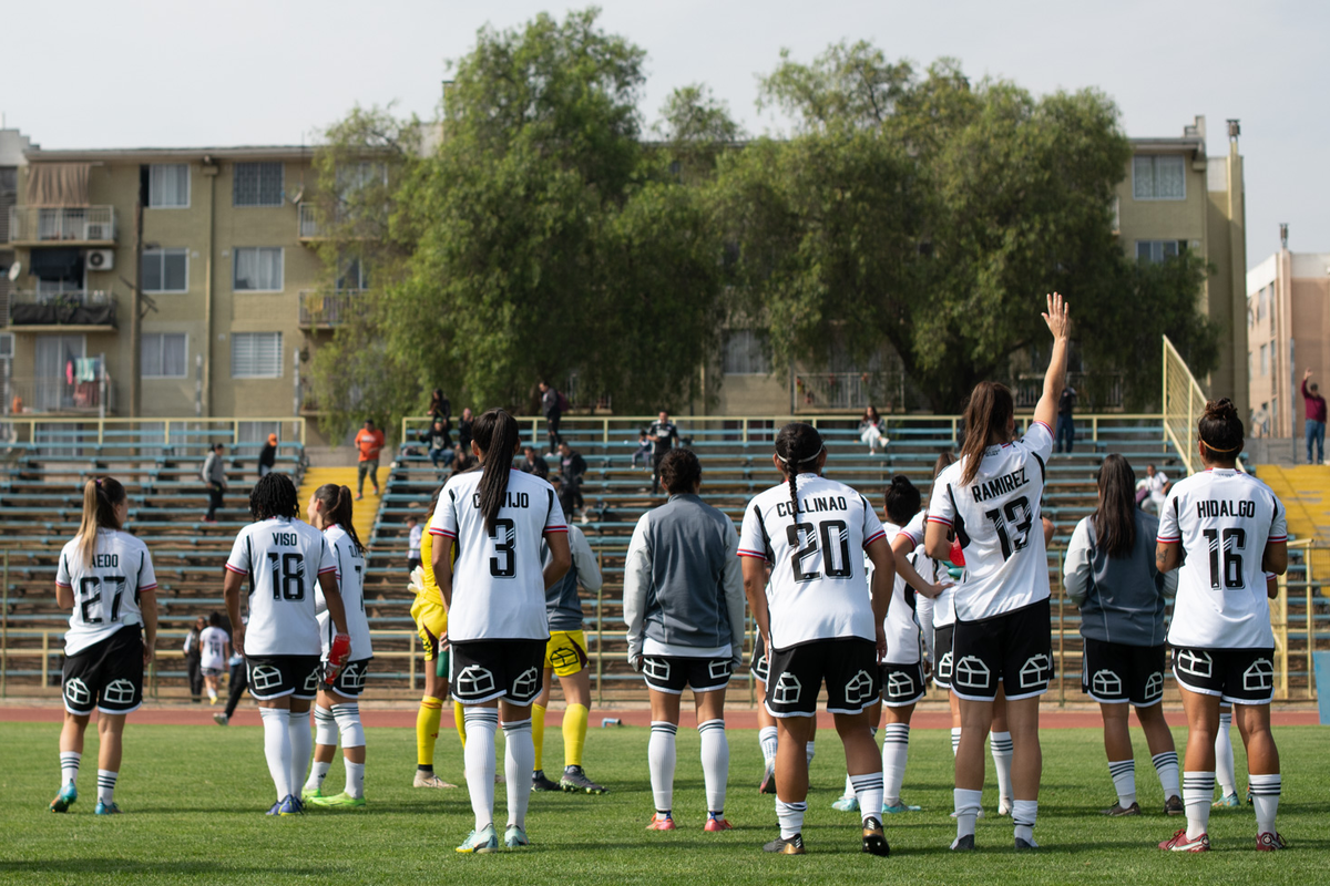 Plantel de Colo-Colo Femenino despidiéndose de sus hinchas tras la goleada sobre Universidad Católica en el Campeonato Nacional SQM 2023