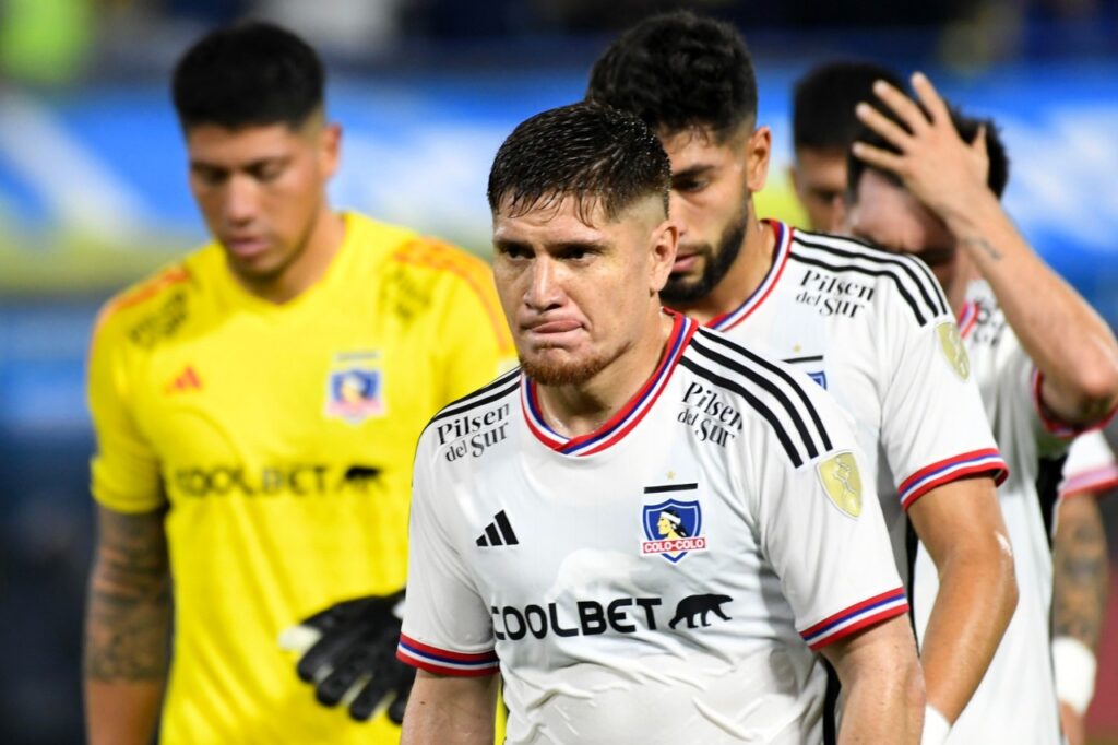 Leonardo Gil y Brayan Cortés con la camiseta de Colo Colo