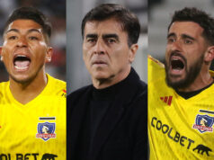 Brayan Cortés y Fernando de Paul gritando con la camiseta de Colo-Colo. Gustavo Quinteros con seriedad.