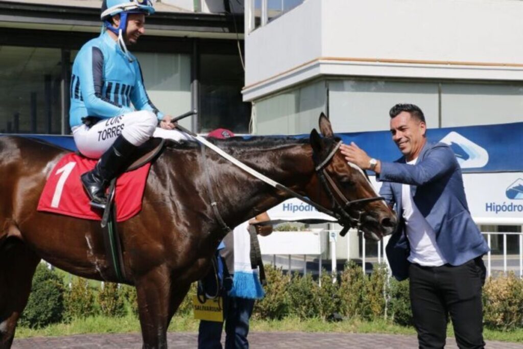 Esteban Paredes feliz junto a su caballo Orgullo Vencido en el Hipódromo Chile.