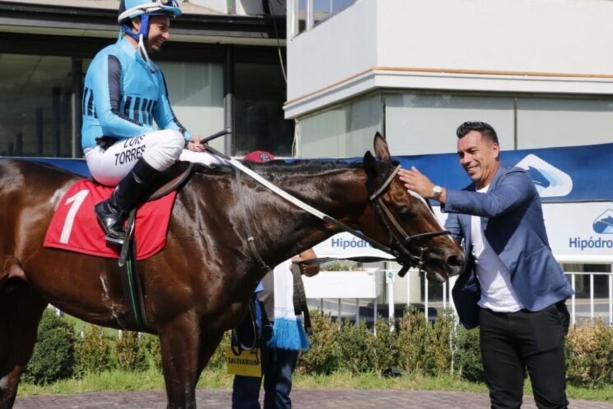 Esteban Paredes feliz junto a su caballo Orgullo Vencido en el Hipódromo Chile.
