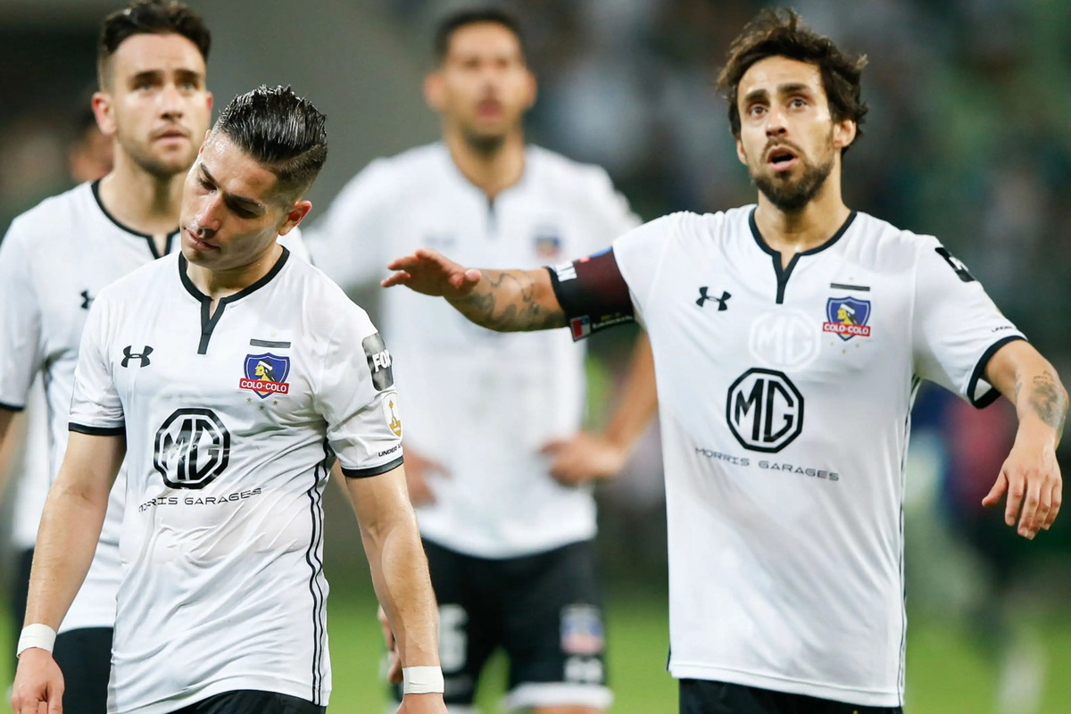 Óscar Opazo y Jorge Valdivia con cara de preocupación durante partido de Colo-Colo