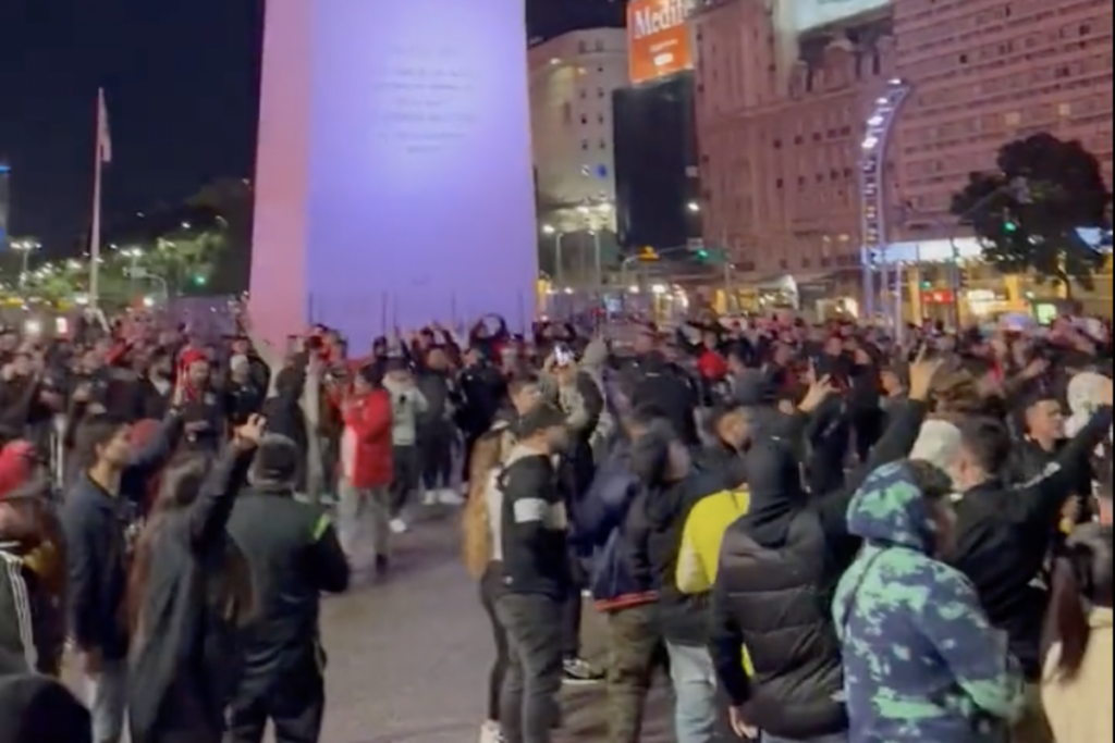 Captura de pantalla de video de hinchas de Colo-Colo en Buenos Aires.