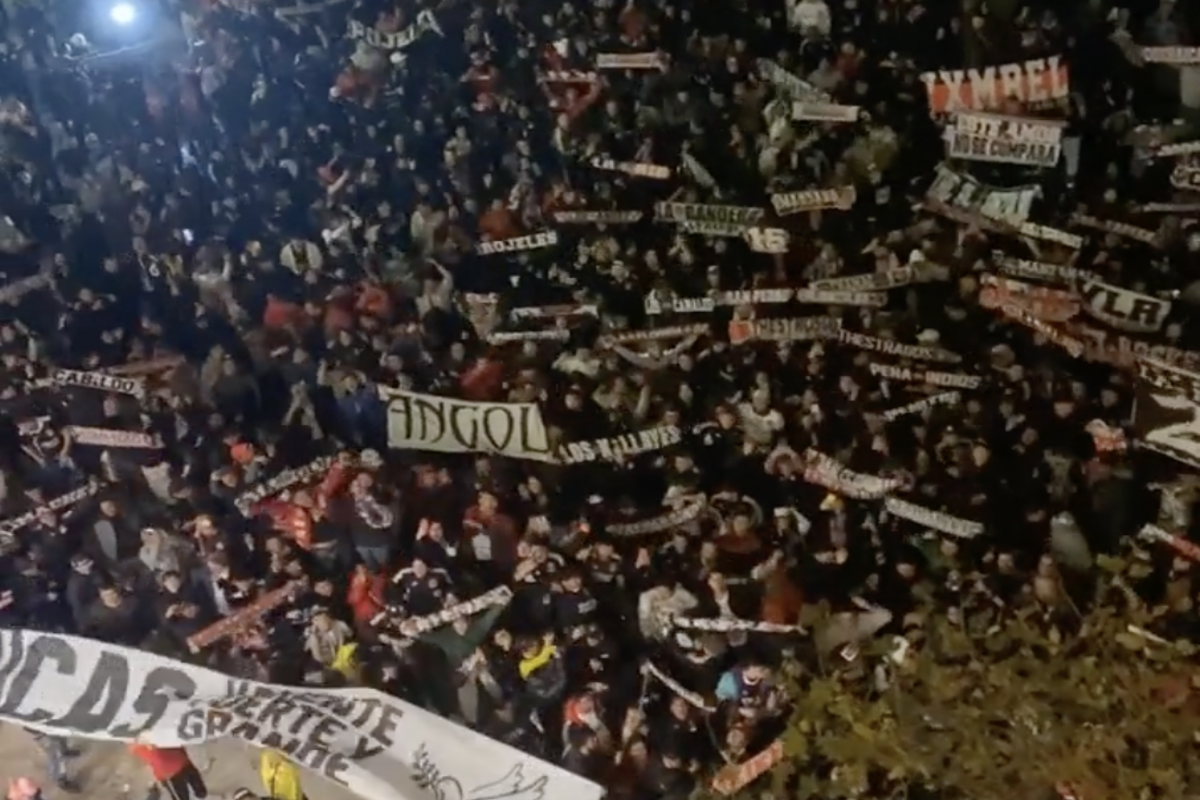 Captura de pantalla video de hinchas alentando a Colo-Colo.