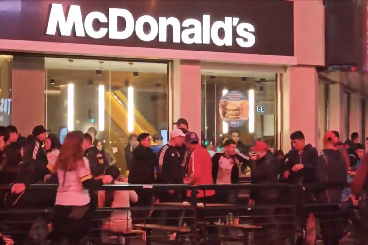 Captura de pantalla de video de hinchas de Colo-Colo fuera del local de McDonalds Obelisco.