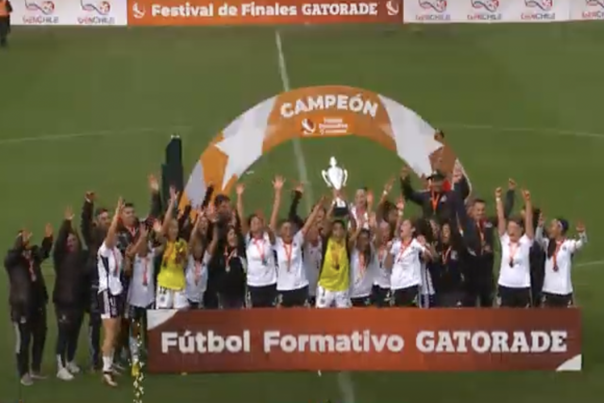 Colo-Colo Femenino Sub 16 celebrando el título.
