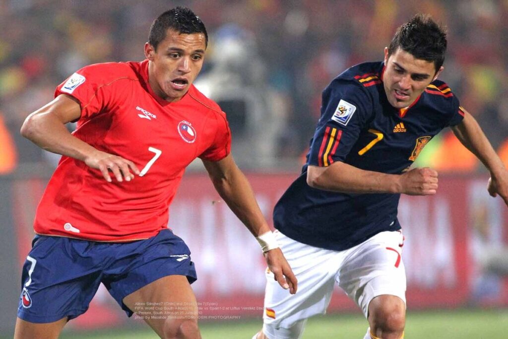 Alexis Sánchez y David Villa disputando un partido en el Mundial de Sudáfrica 2010.