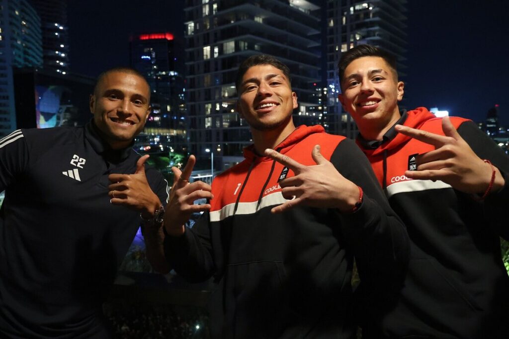 Leandro Benegas, Brayan Cortés y Nicolás Garrido posando para una fotografía.