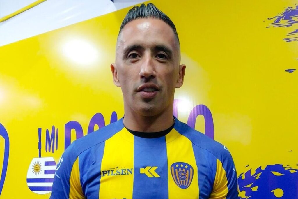 Lucas Barrios posando con la camiseta de Sportivo Luqueño.