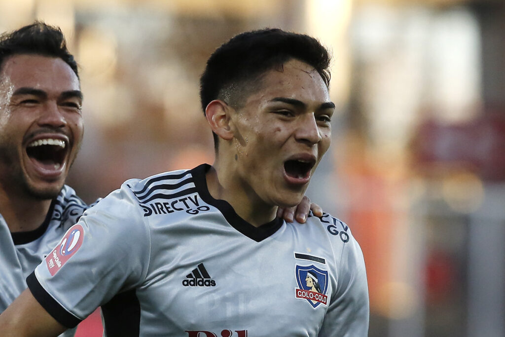 Joan Cruz celebrando un gol con Colo-Colo.