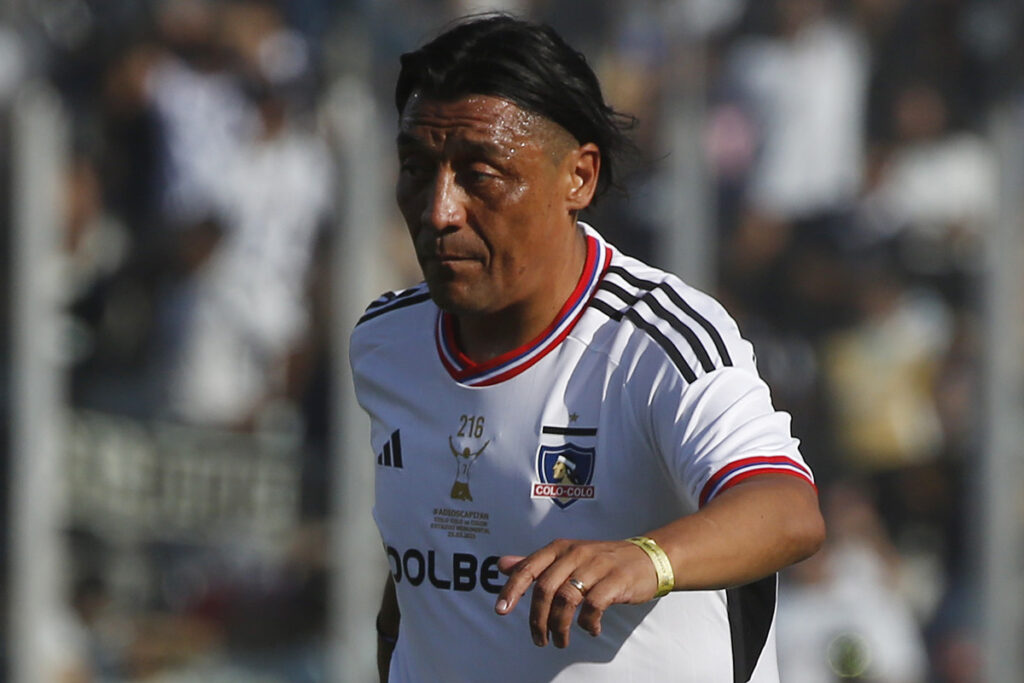 Rodrigo Meléndez jugando en la despedida de Esteban Paredes con la camiseta de Colo-Colo.