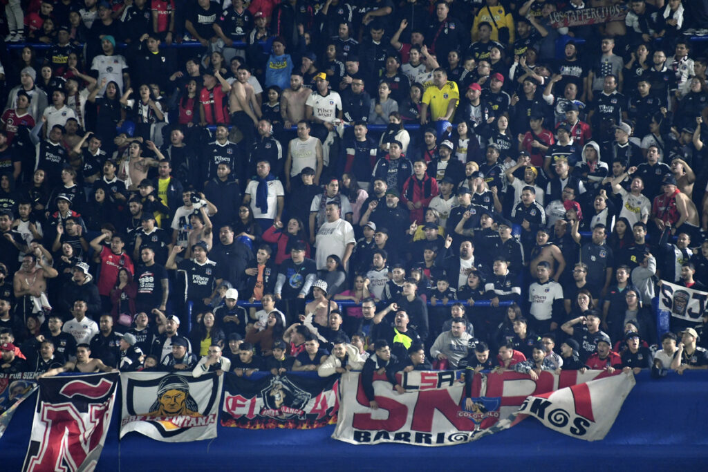 Hinchas de Colo-Colo en una de las galerías del Estadio La Bombonera.