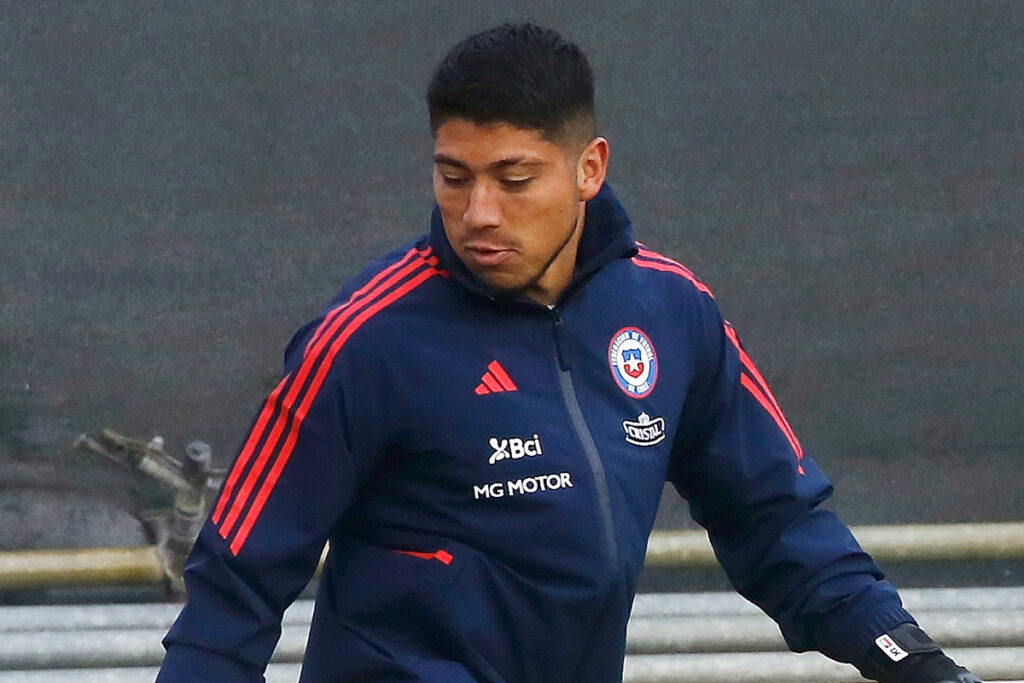 Brayan Cortés con indumentaria de la Selección Chilena.