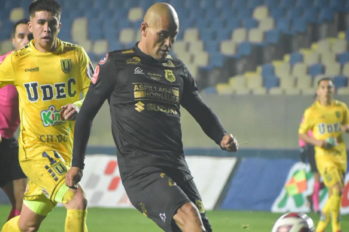 Humberto Suazo instantes antes de anotar un gol por San Luis de Quillota.