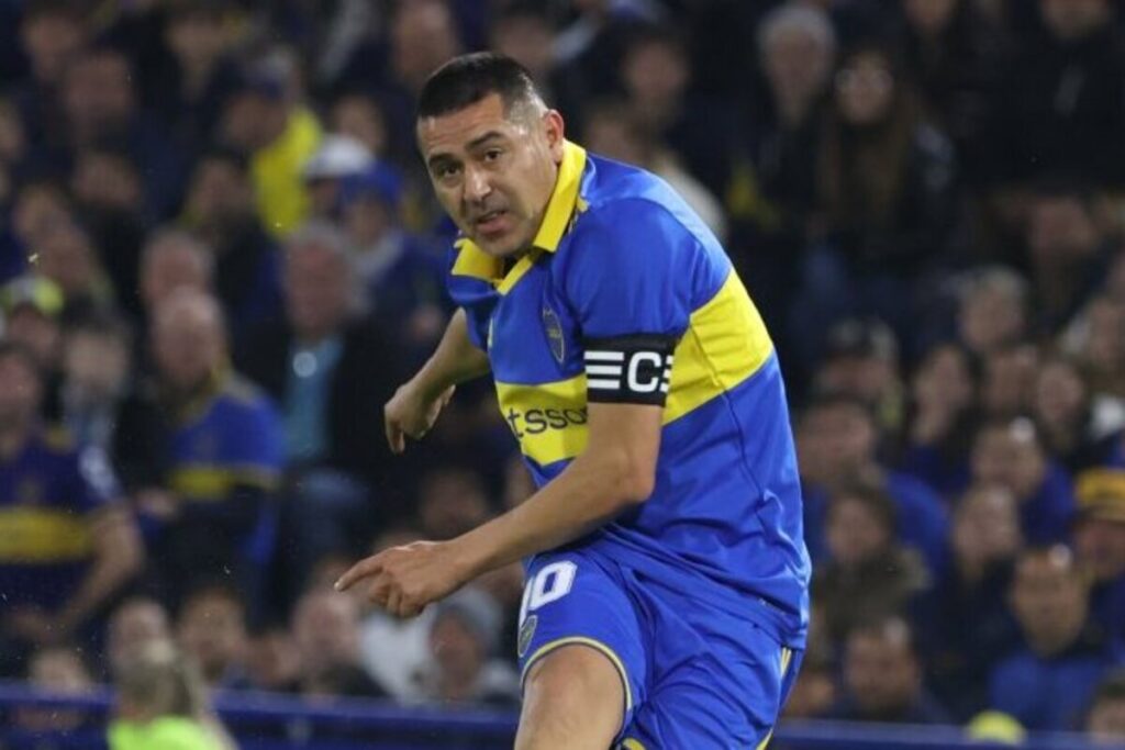 Juan Román Riquelme jugando su partido de despedida.