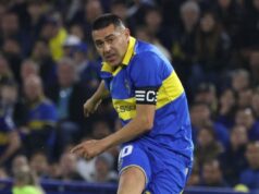 Juan Román Riquelme jugando su partido de despedida.