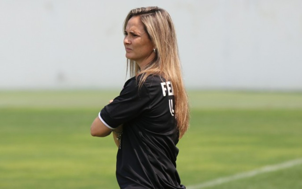 Tatiele Silveira dirigiendo en Brasil con los brazos cruzados