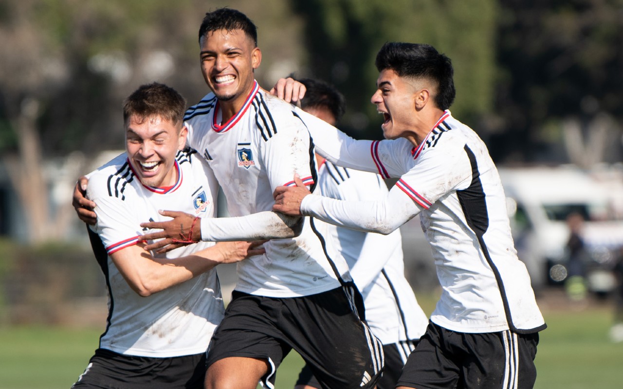 Daniel Gutiérrez abrazando a sus compañeros tras festejar un gol