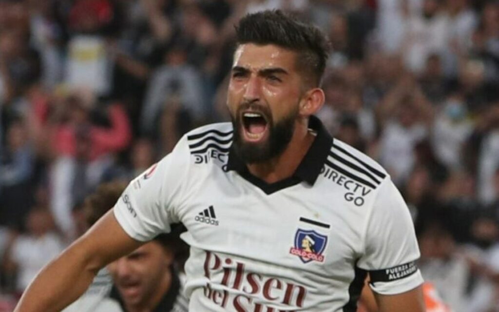 Emiliano Amor celebrando un gol por Colo Colo en la temporada 2022