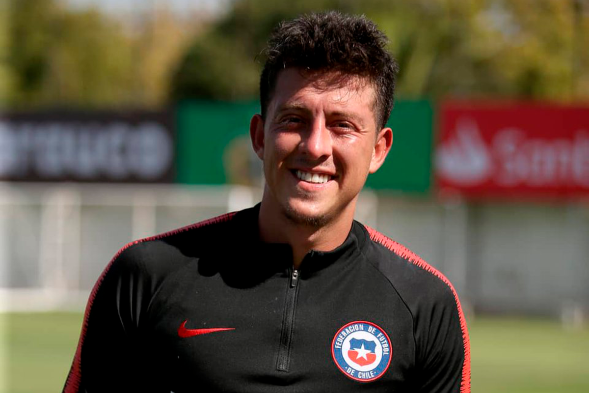 Pablo Parra sonriendo con la camiseta de la selección chilena en medio de un entrenamiento en Juan Pinto Durán.