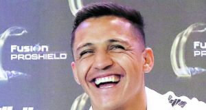 Primer plano a Alexis Sánchez sonriendo mientras entrega una conferencia de prensa con la camiseta del Olympique de Marsella.