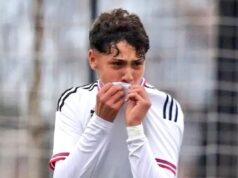 Franco Garrido Caszely besando la camiseta de Colo Colo tras marcar un gol