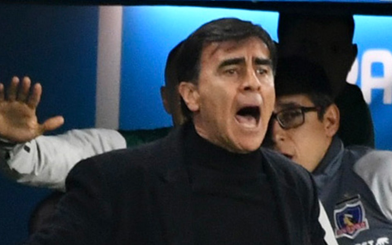Gustavo Quinteros gritando desde la banca de Colo Colo