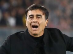 Gustavo Quinteros con cara de molestia en partido de Colo Colo