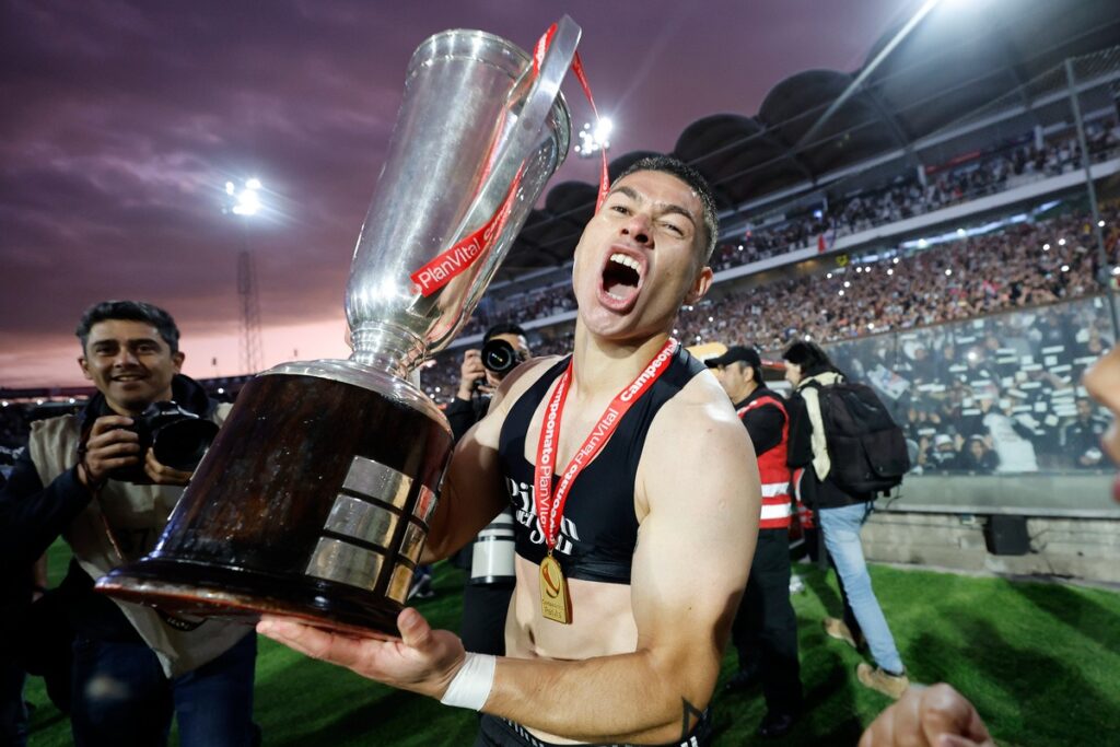 Óscar Opazo celebrando el título N°33 de Colo-Colo.